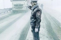 折多山大雪致出行难，折多山下雪了